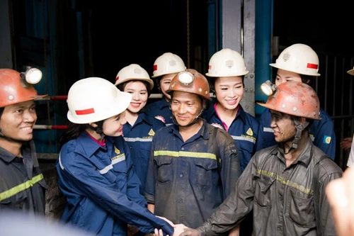 Mặc muội than, bụi khói, thí sinh Hoa hậu Việt Nam vẫn rạng rỡ trò chuyện cùng công nhân mỏ