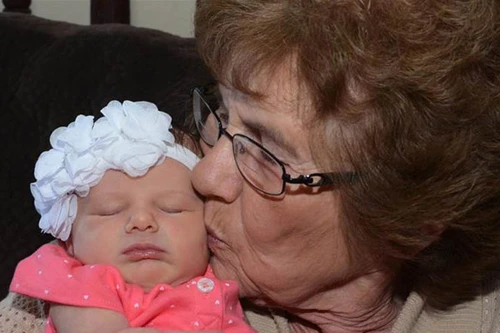 Cụ bà đón chắt gái thứ 86 đúng dịp sinh nhật tuổi 86 