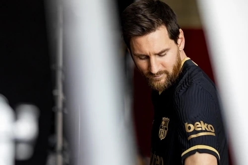 [ẢNH] Barcelona ra mắt áo đấu mới giống hệt áo phụ của... Real Madrid