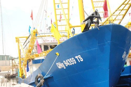 Bàn giao 2 tàu cá vỏ thép hiện đại cho ngư dân