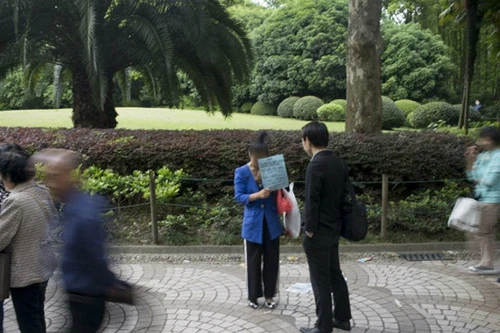 Tuyển chồng giữa công viên