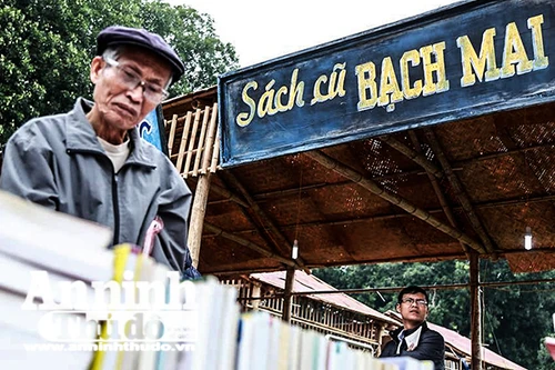 Tìm lại ký ức Hà Nội xưa qua những cuốn sách nhuốm màu thời gian