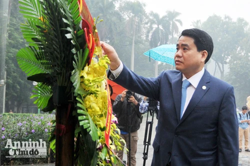 Chủ tịch UBND TP Hà Nội Nguyễn Đức Chung dâng hoa tưởng niệm tại tượng đài V.I Lenin
