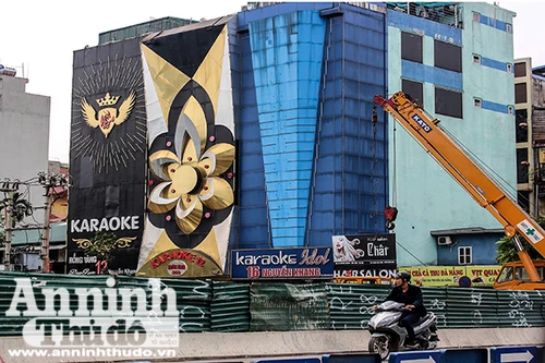 Hà Nội: Nhiều quán karaoke có biển quảng cáo cỡ lớn bịt kín mặt tiền