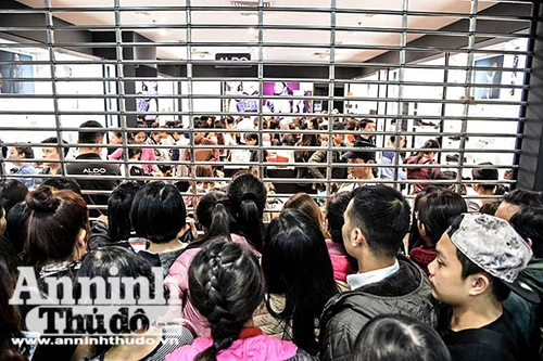 Mệt mỏi chen chân mua hàng hiệu giảm giá ngày Black Friday