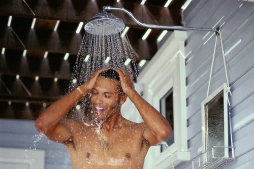 Tập luyện xong nên tắm thế nào để không rước hoạ?