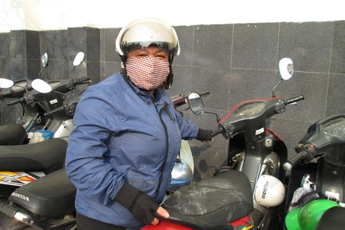 Chuyện đời một nữ xe ôm ở bến Gia Lâm