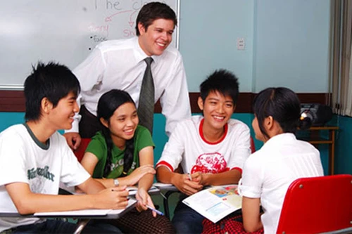 Vừa nói vừa đệm tiếng Anh, liệu có "đẳng cấp" và "sành điệu"?