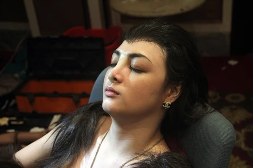 Cận cảnh hóa trang cho cô nàng người sói trong "Khát vọng đêm trăng"