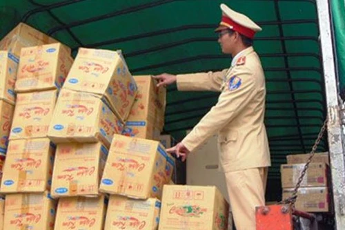 Xe tải chở hàng trăm chai rượu ngoại nhập lậu