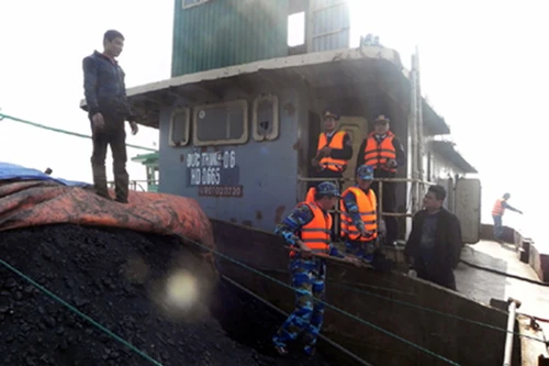 Bắt tàu vận chuyển gần 700 tấn than cám không rõ nguồn gốc