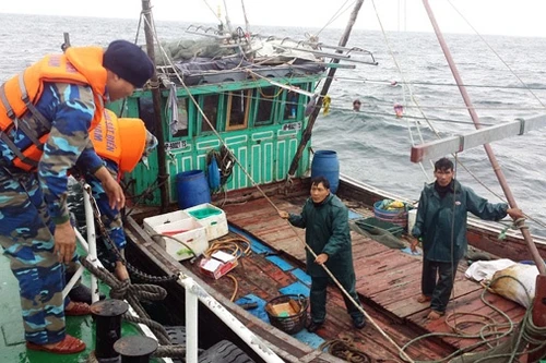 Cảnh sát biển cứu nạn tàu cá gặp sự cố trên biển