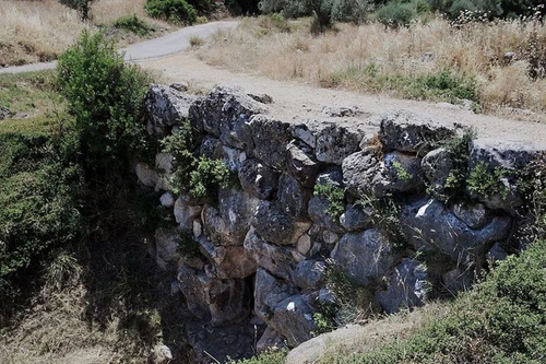 Cây cầu cổ đại khoảng hơn 3.000 năm tuổi đến nay vẫn còn sử dụng