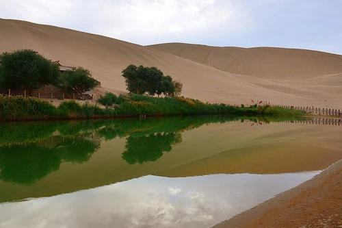 Bí ẩn hồ nước trên sa mạc không bao giờ cạn suốt 2.000 năm