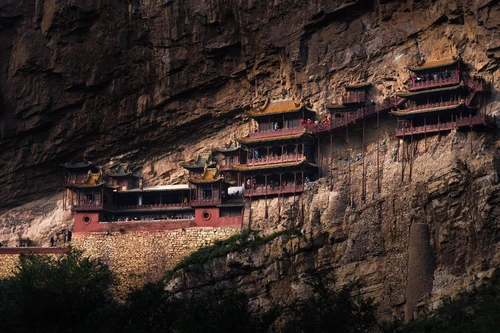 Độc đáo kỳ quan những ngôi chùa cổ 1.500 năm treo bên vách núi đá
