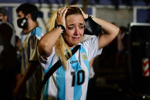 [ẢNH] Người hâm mộ khóc cạn nước mắt tiếc thương Maradona