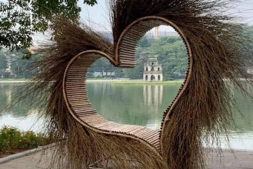 Nguồn gốc “trái tim kỳ dị" xuất hiện ở hồ Gươm