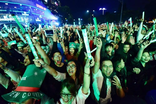 Trung tâm các thành phố lớn đông nghẹt người chào đón năm mới 2017