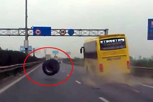 “Dựng tóc gáy” xem clip: Xe khách “giường nằm cao cấp” văng bánh ra đường