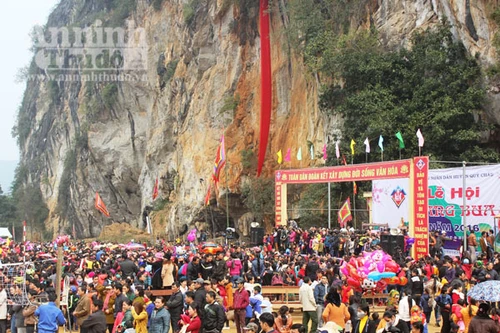 Hàng ngàn người tham gia lễ hội hang Bua