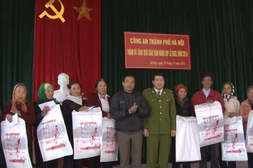 CAH Mỹ Đức thăm, tặng quà đồng bào công giáo