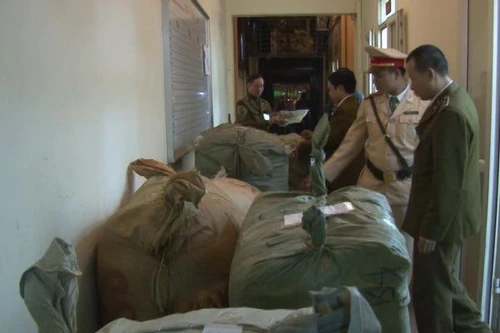 Phát hiện xe tải chở 1 tấn hàng hóa không rõ nguồn gốc 