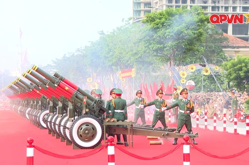 Khoảnh khắc bắn đại bác tại Lễ kỷ niệm 50 năm Ngày Giải phóng miền Nam, thống nhất đất nước