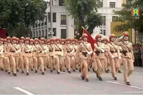 Hình ảnh nữ Cảnh sát giao thông Công an Thủ đô mạnh mẽ, bản lĩnh và nhân văn