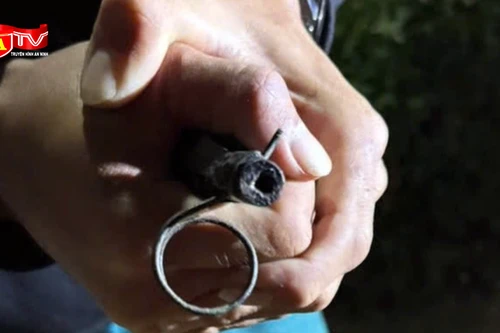 Mang lựu đạn giả doạ giết cả nhà người yêu cũ 