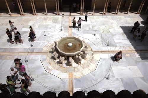 Độc đáo đài phun nước thời trung cổ hoạt động như một chiếc đồng hồ