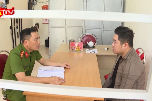 Đối tượng lừa đảo có lệnh truy nã vừa trở về từ Campuchia thì bị bắt