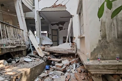 Tiết lộ ‘bí kíp’ chai nước úp ngược của lực lượng CNCH Công an Việt Nam ở hiện trường nhà sập Myanmar