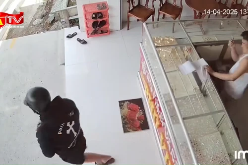 Bắt kẻ xịt hơi cay, cướp hiệu vàng sau 40 phút gây án 