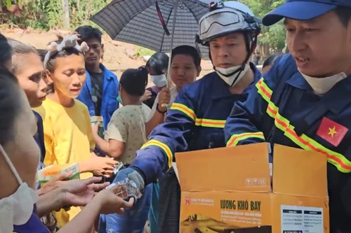 Đoàn công tác Bộ Công an tặng nhu yếu phẩm cho người dân Myanmar sau động đất