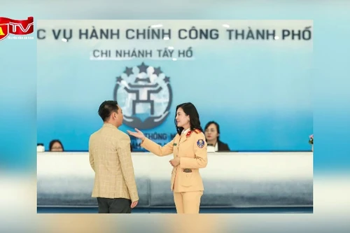 Người dân được CSGT hỗ trợ kê khai nộp hồ sơ trực tuyến cấp, đổi GPLX 