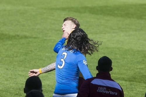 Vết nhơ của bóng đá Anh: Cầu thủ đấm đá nhau túi bụi ngay trên sân