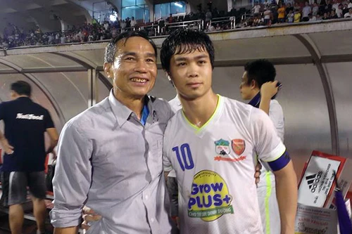 Bố Công Phượng thay con nhận giải "Cầu thủ được yêu thích nhất 2015"