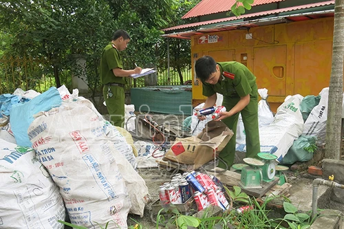 Bất chấp nguy hiểm vẫn sang chiết vài trăm bình gas mỗi ngày