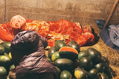 Giấc ngủ chập chờn của các tiểu thương ở chợ đầu mối Long Biên