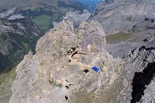 Bay xuyên khe núi hẹp