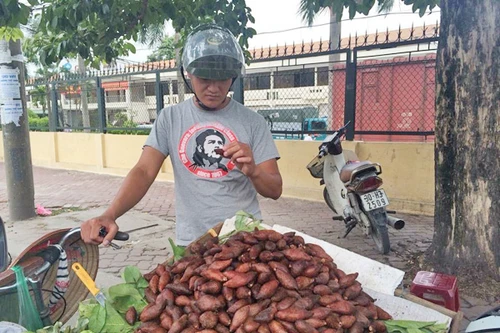 Người Hà Nội thích thú với quả lạ 