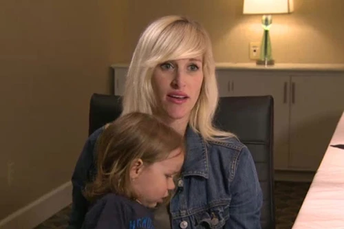 Con khóc, nữ ca sĩ bị đuổi khỏi máy bay