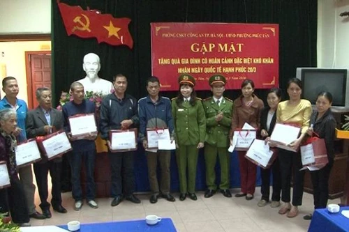 Tuổi trẻ phòng CSKT trao quà cho các gia đình có hoàn cảnh khó khăn