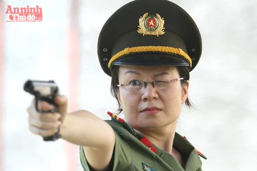 Nữ VĐV cận thị đạt 96/100 điểm tại giải bắn súng quân dụng