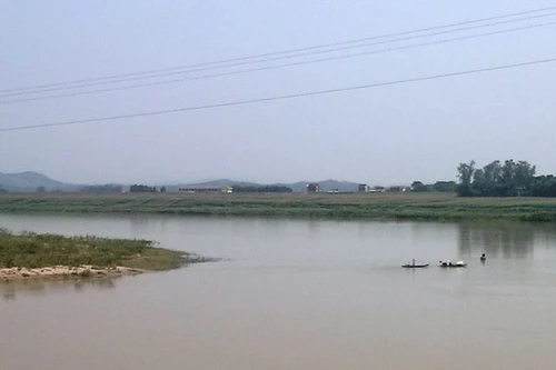 Hai nữ sinh bị nước cuốn mất tích khi tắm sông