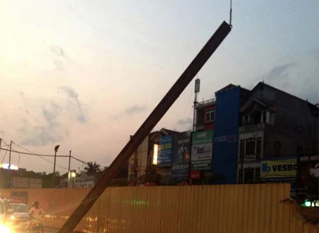 Thanh dầm thi công tuyến đường sắt trên cao rơi xuống đường