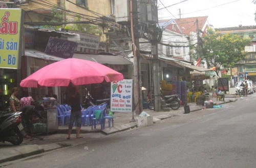 Nhân viên “dọa” cả khách