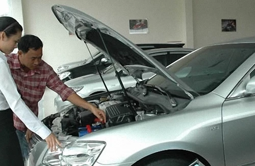 Lượng ô tô bán ra giảm nhẹ