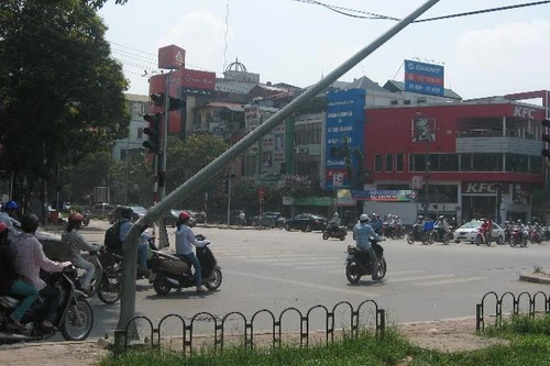 Cột đèn chiếu sáng… què cụt