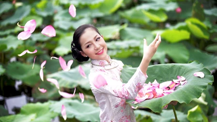 Linh Nga trở lại với “Sen”